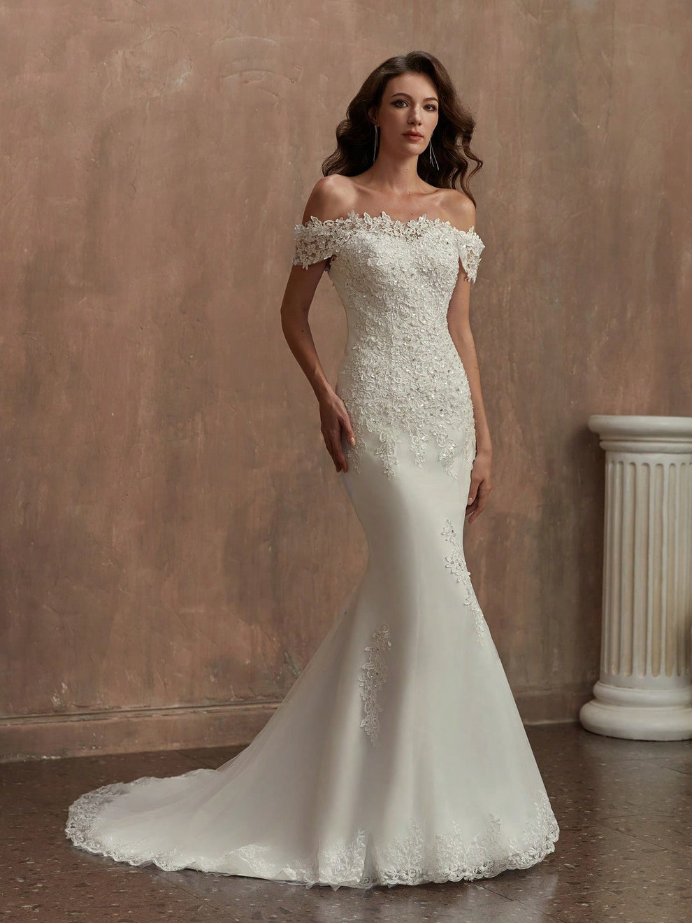 Vestido de novia encaje floral bordado y sutiles aplicaciones de pedrería que aportan brillo.