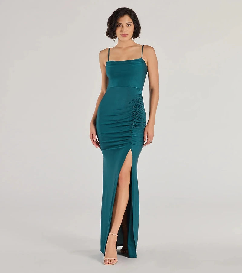 Vestido verde jade pegado al cuerpo con abertura lateral