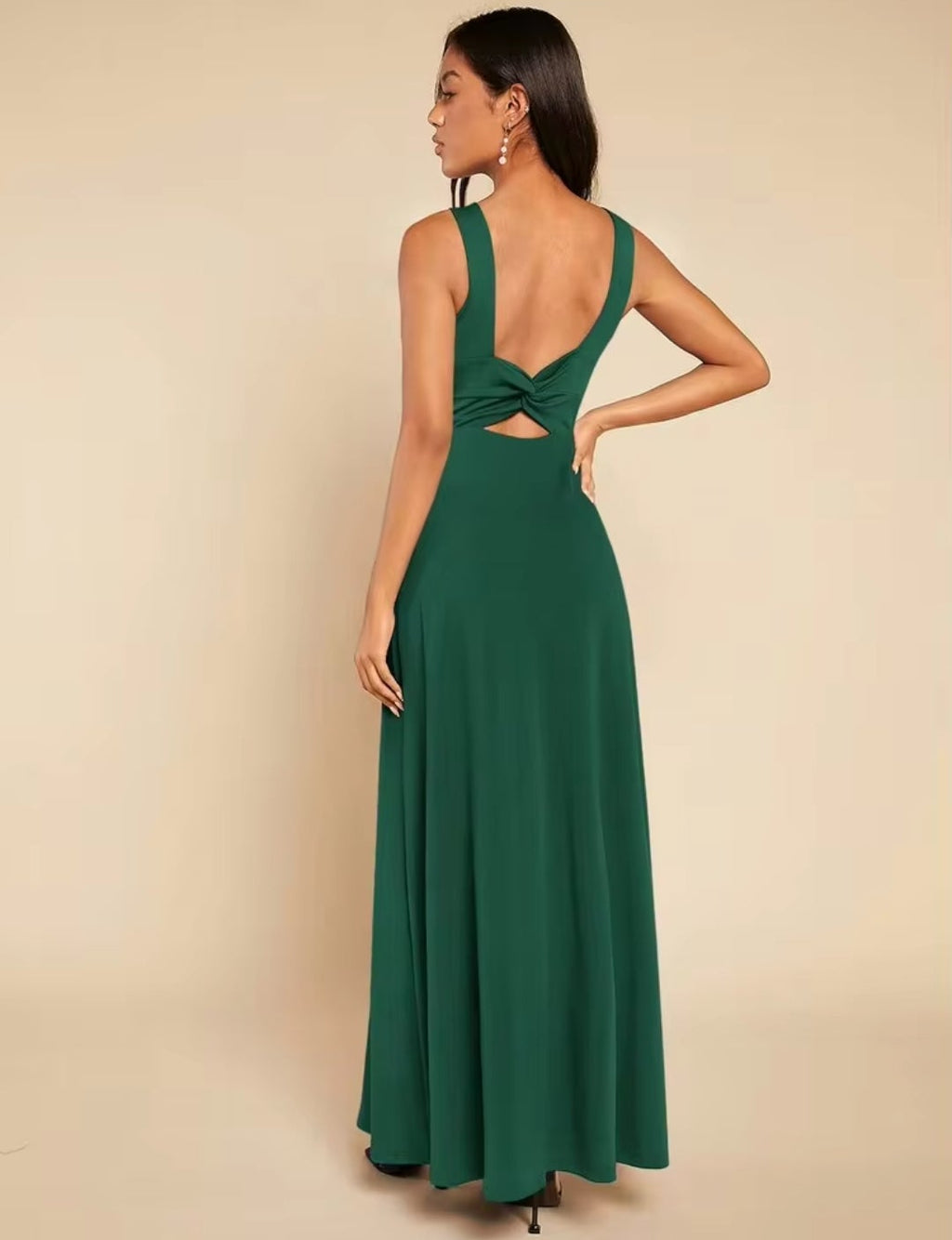 Vestido verde esmeralda formal con espalda semi abierta