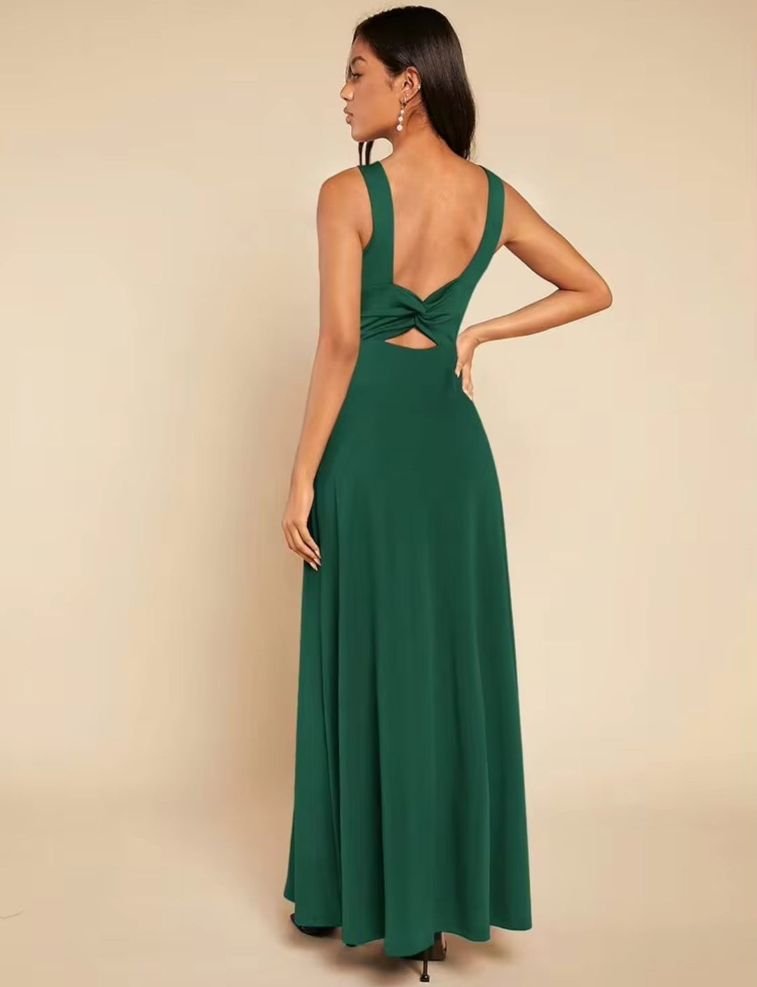 Vestido verde esmeralda formal con espalda semi abierta