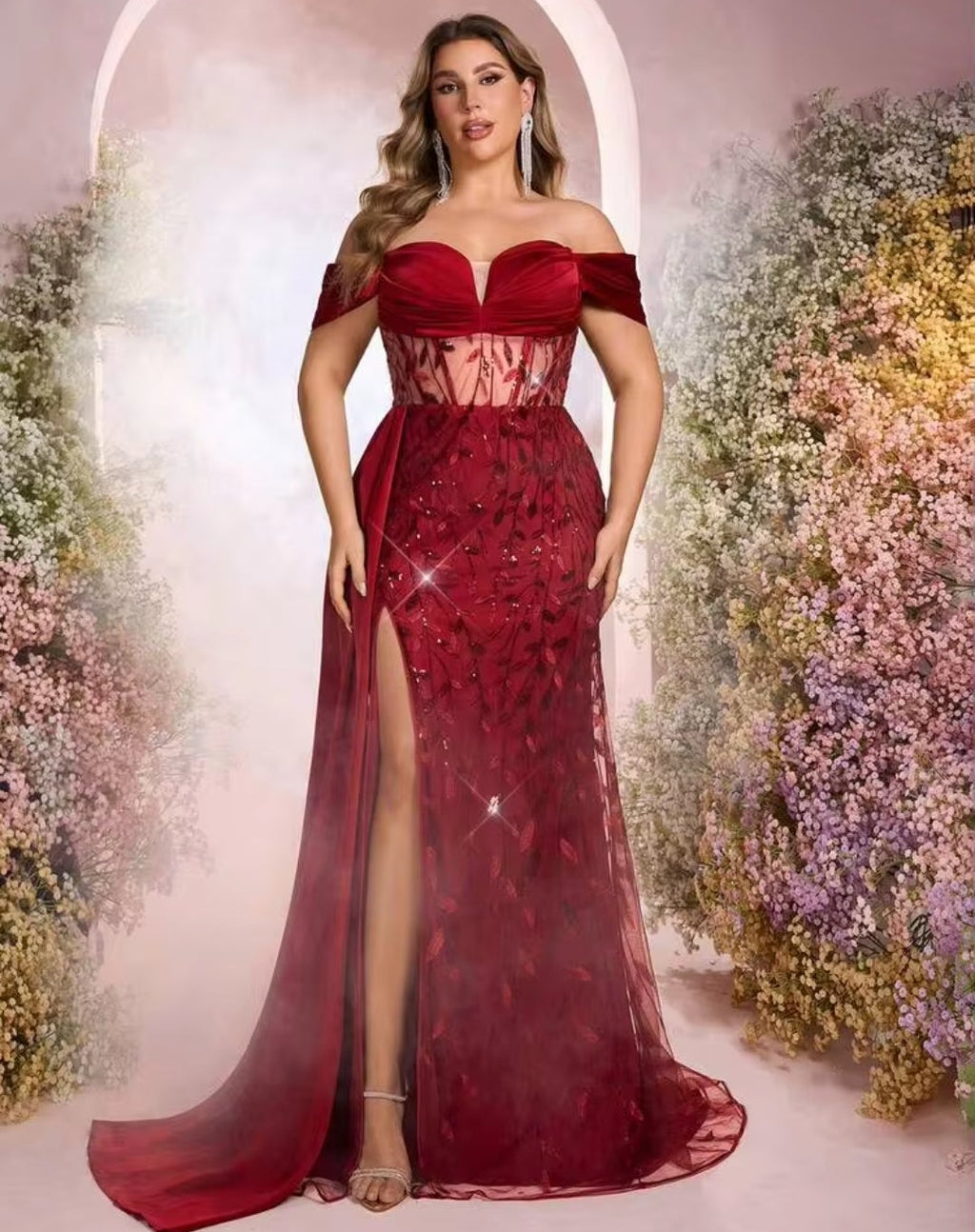 Vestido vino rojizo off-the-shoulder con abertura lateral y transparencia