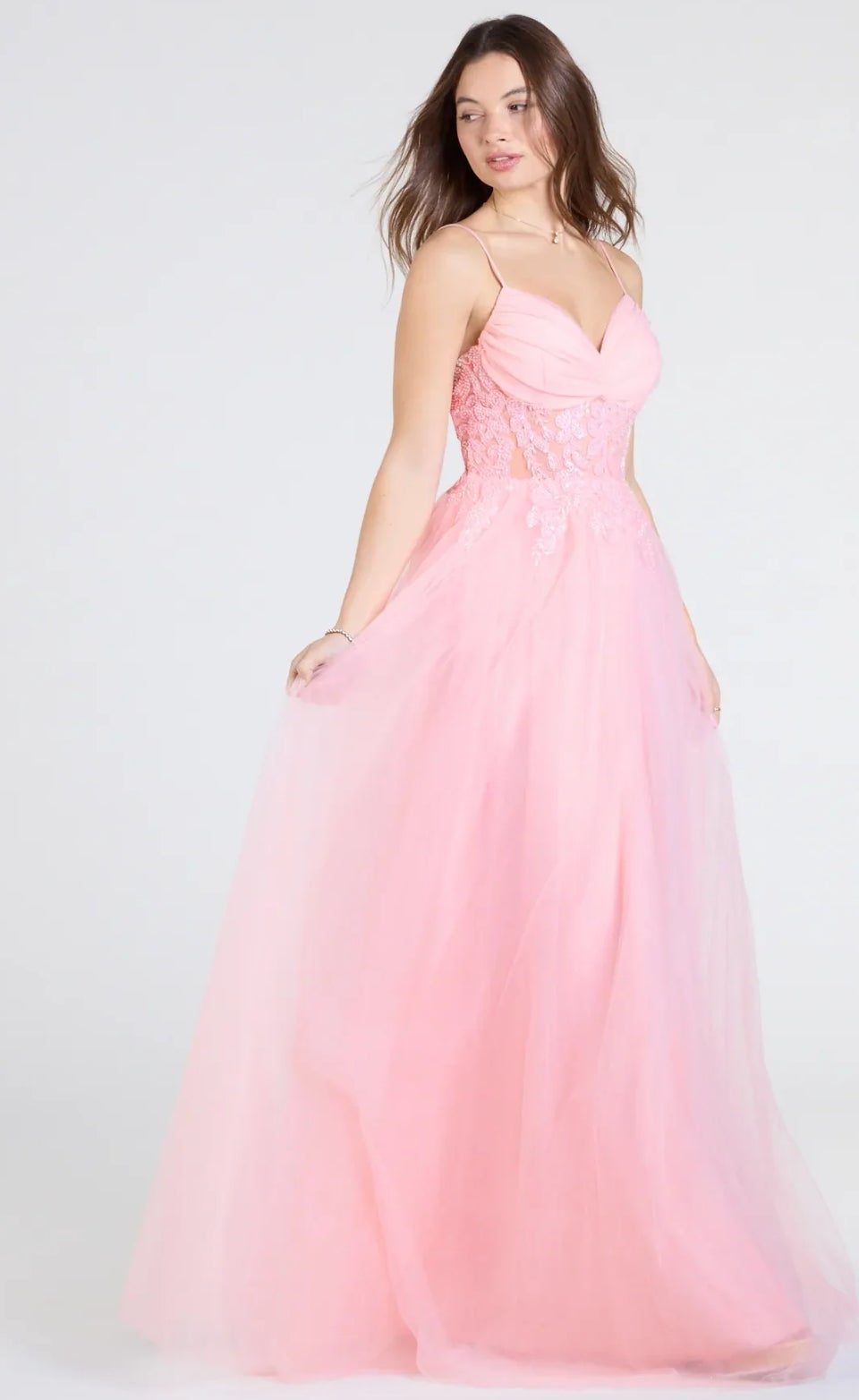 Vestido Alia coral pastel corte A con abertura lateral