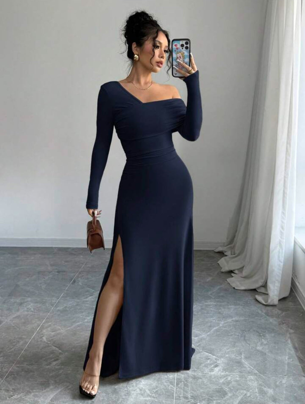 Vestido azul oscuro manga larga con abertura lateral