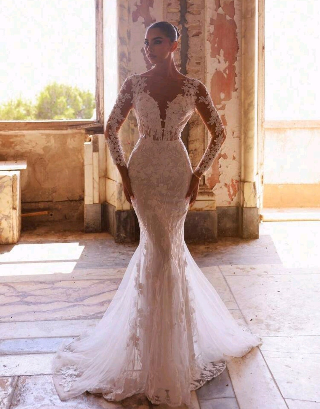 Vestido de Novia Sirena con Encaje Floral y Espalda Descubierta