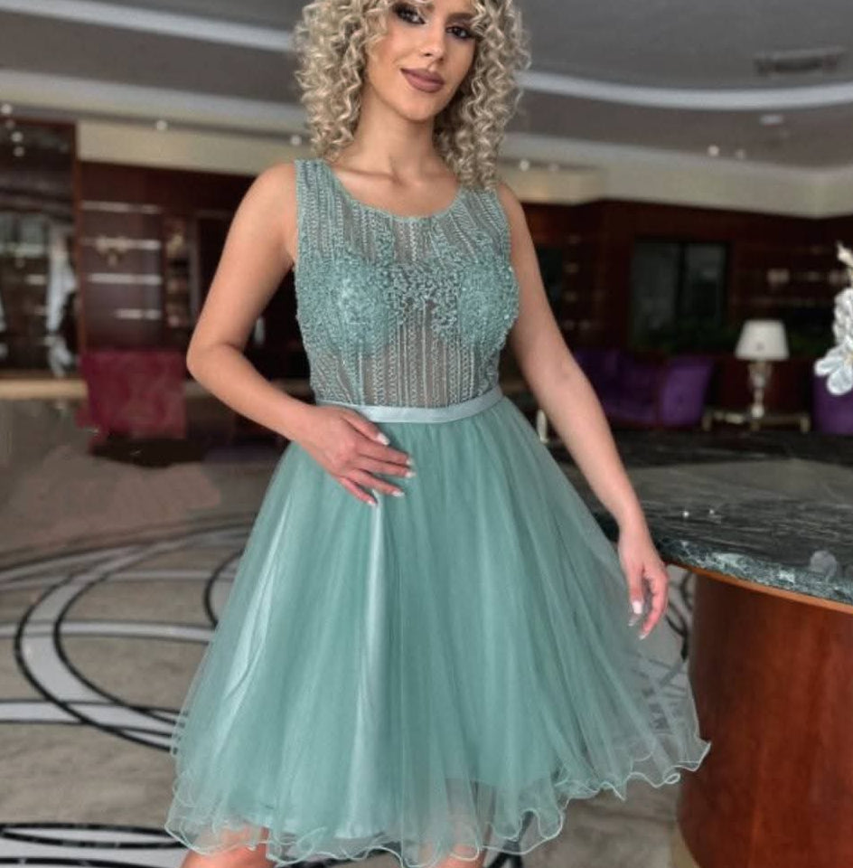 Vestido verde con pedrería y transparencia falda tul