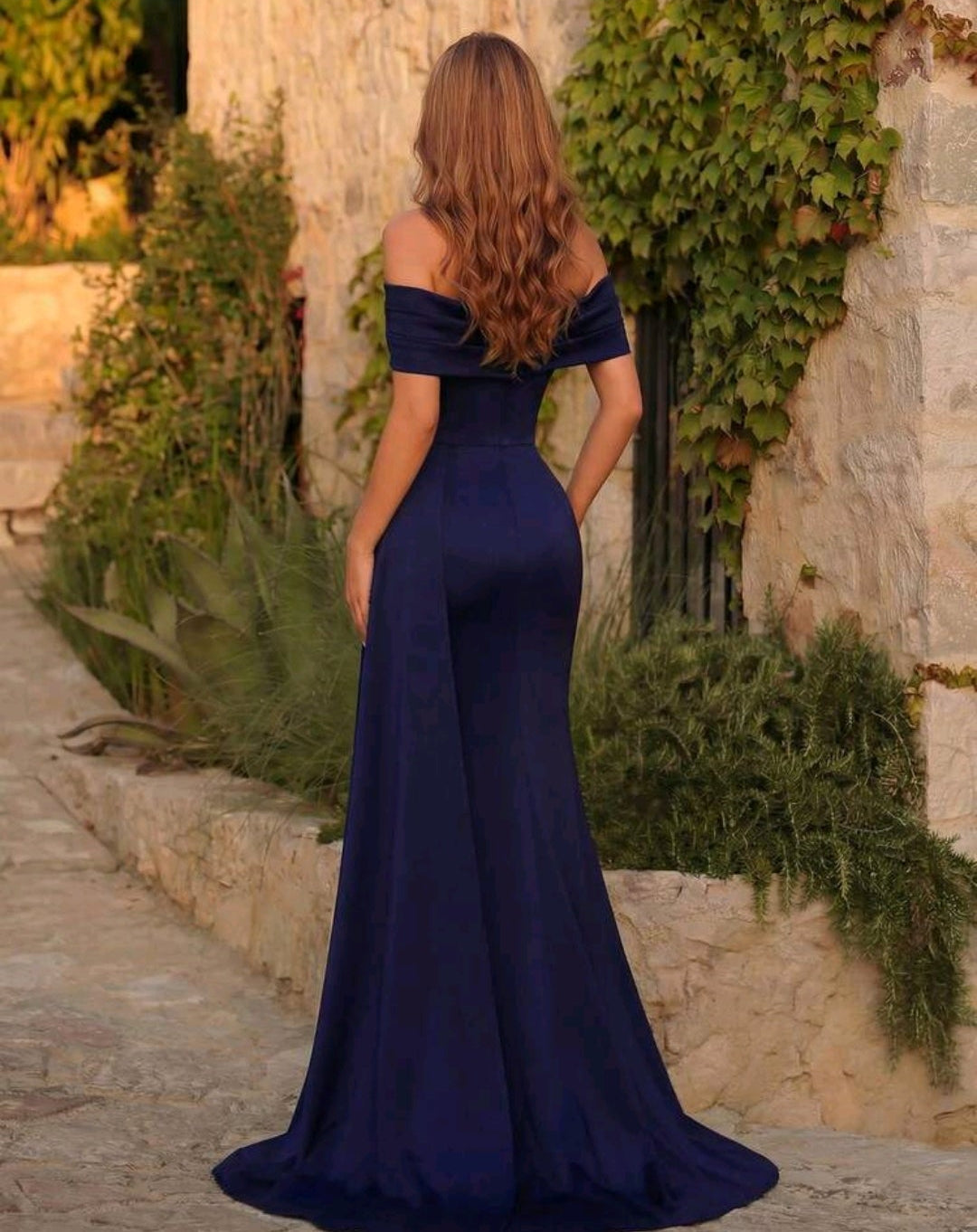 Vestido azul oscuro off-the-shoulder con abertura lateral