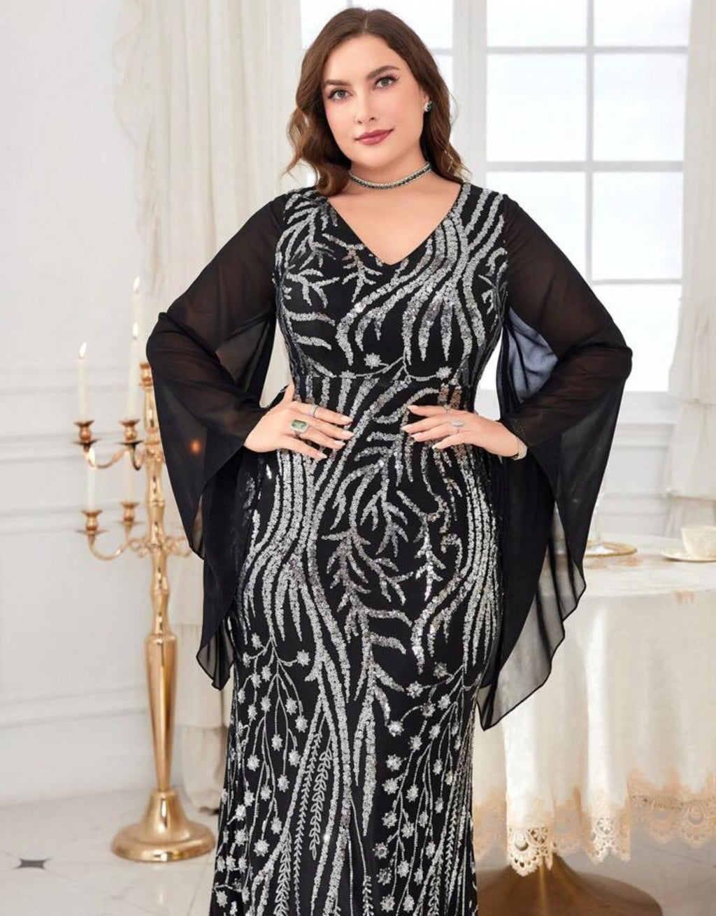 Vestido negro con plateado manga capa