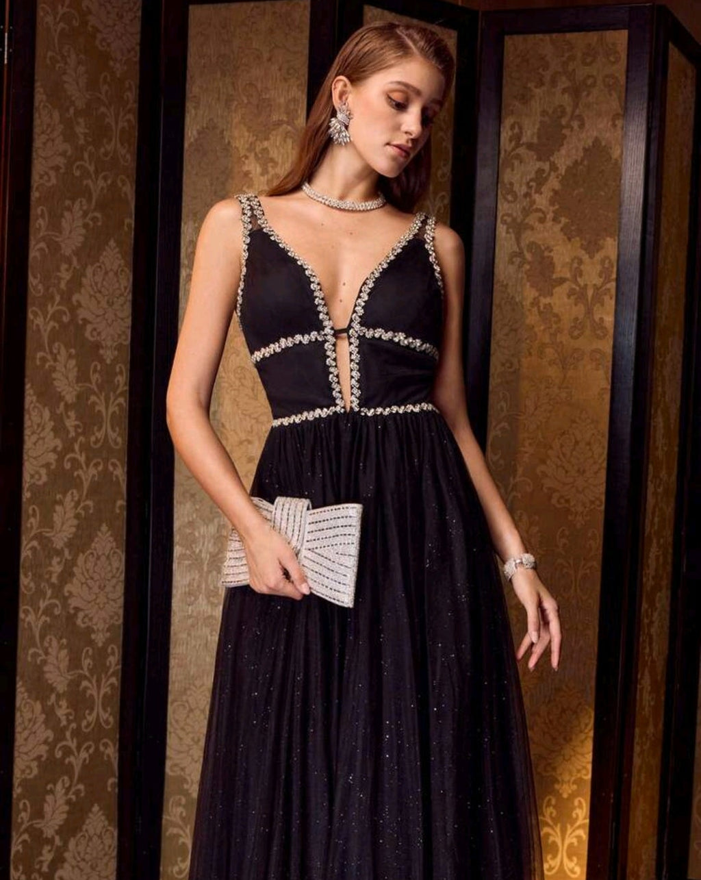 Vestido negro brillante con escote pronunciado
