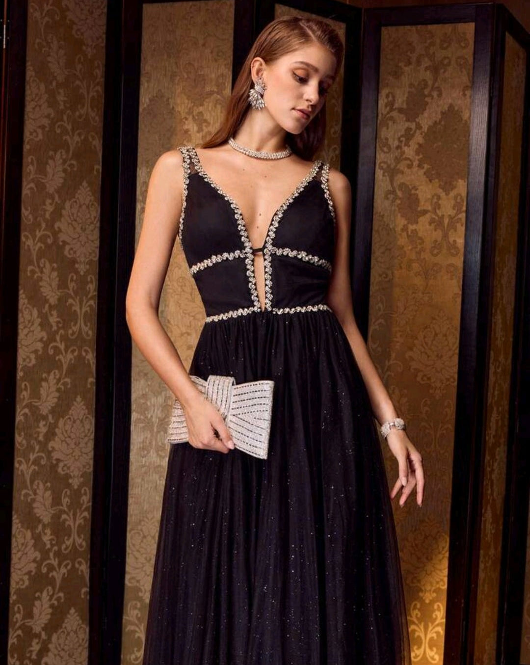 Vestido negro brillante con escote pronunciado