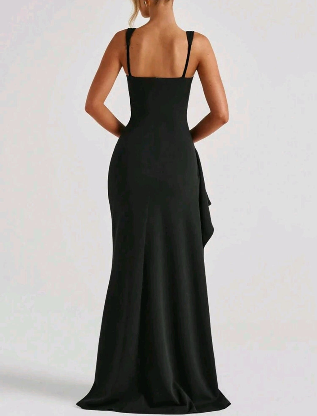 Vestido negro formal con abertura lateral