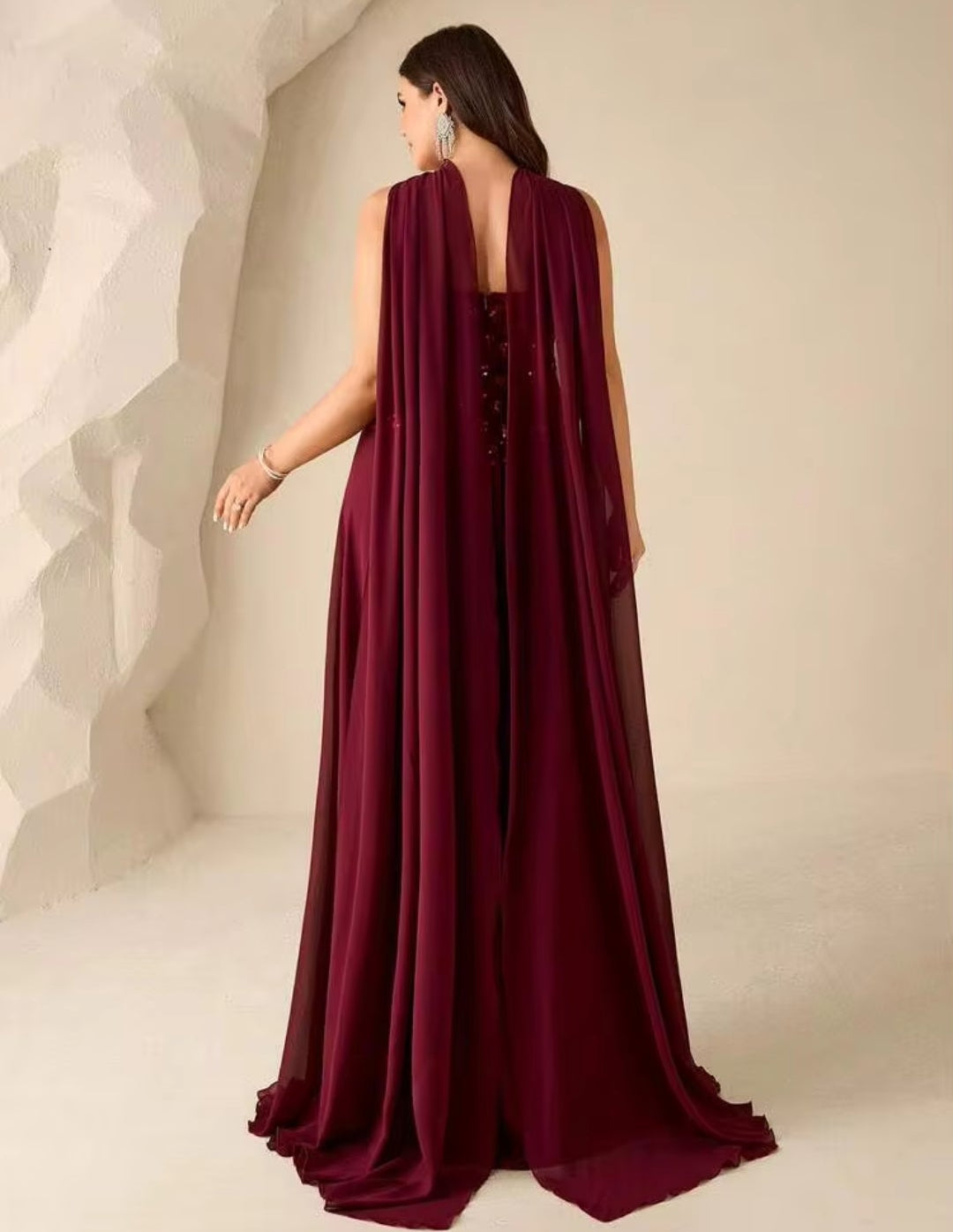 Vestido borgoña straple con aplicación lentejuelas y falda chiffon