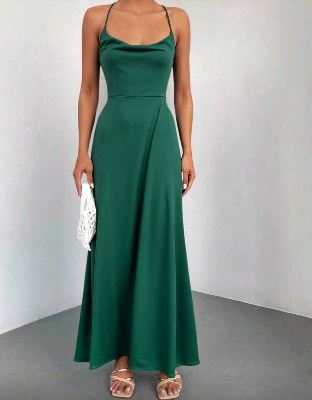 Vestido verde con abertura lateral