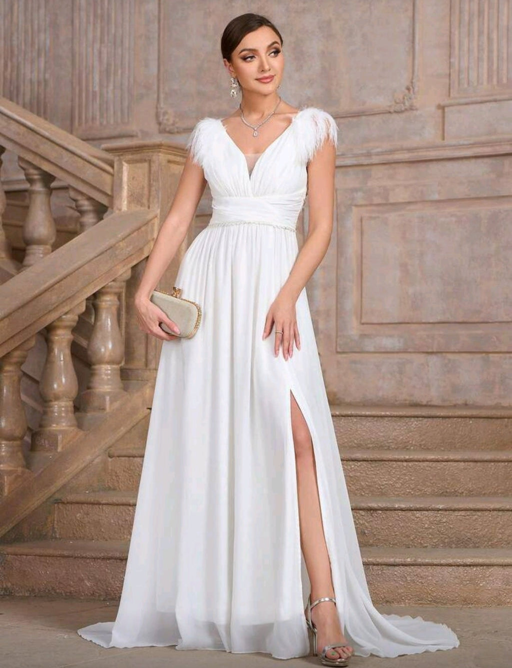 Vestido de Novia "Gala Imperial" con Detalles de Plumas