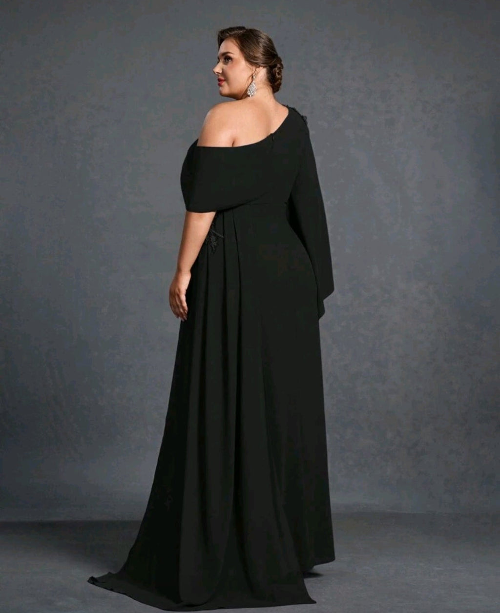 Vestido negro manga mariposa pegado al cuerpo