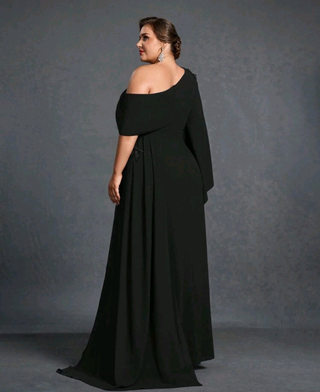 Vestido negro manga mariposa pegado al cuerpo