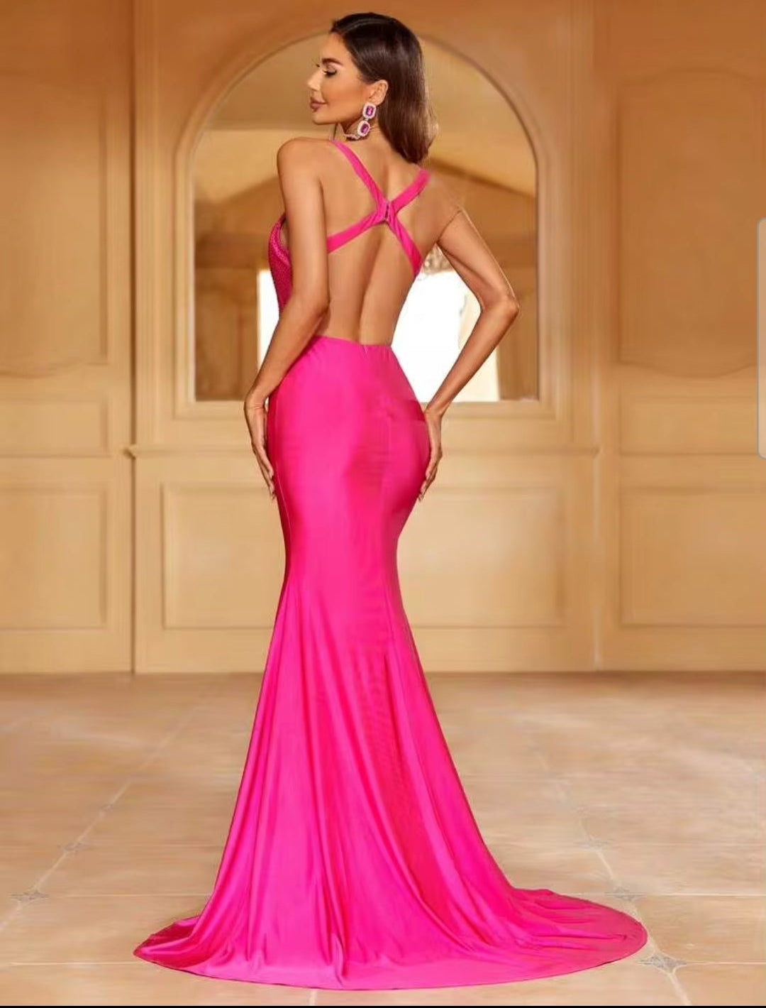 Vestido fucsia espalda abierta corte sirena con abertura lateral