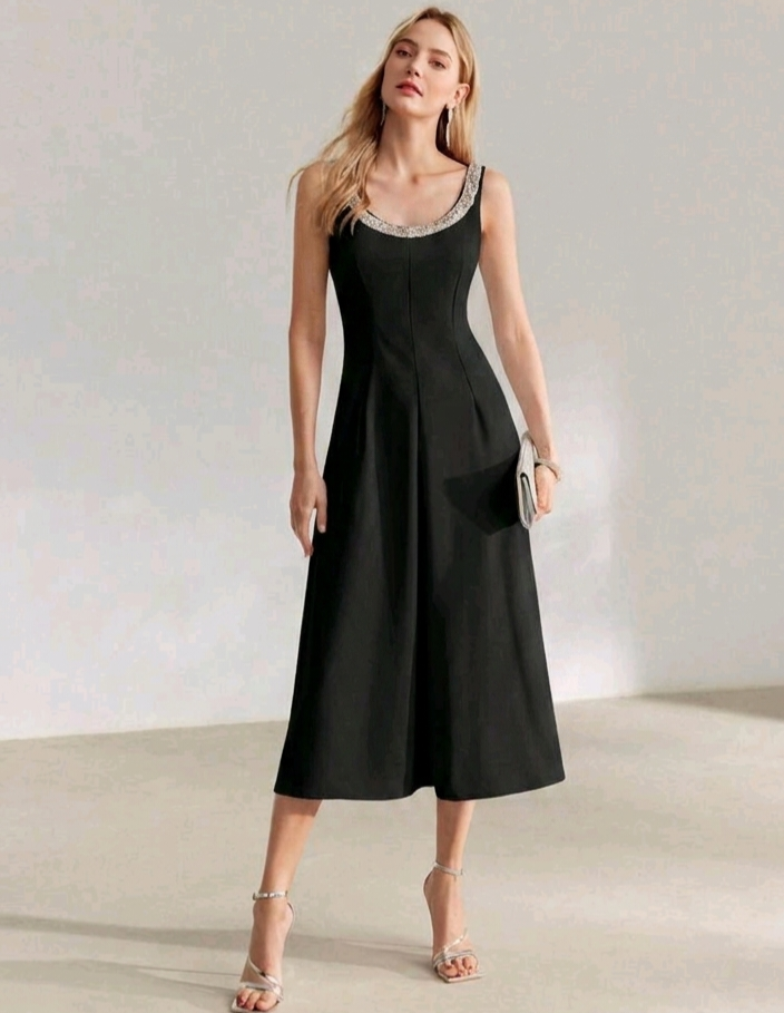 Vestido negro formal midi con cuello bordado pedrería