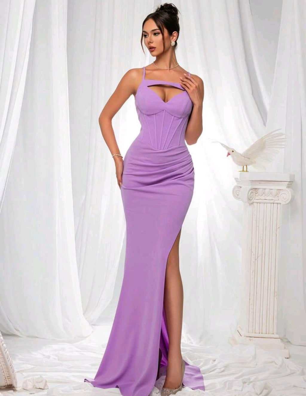 Vestido lila con corsé ajustable y abertura lateral