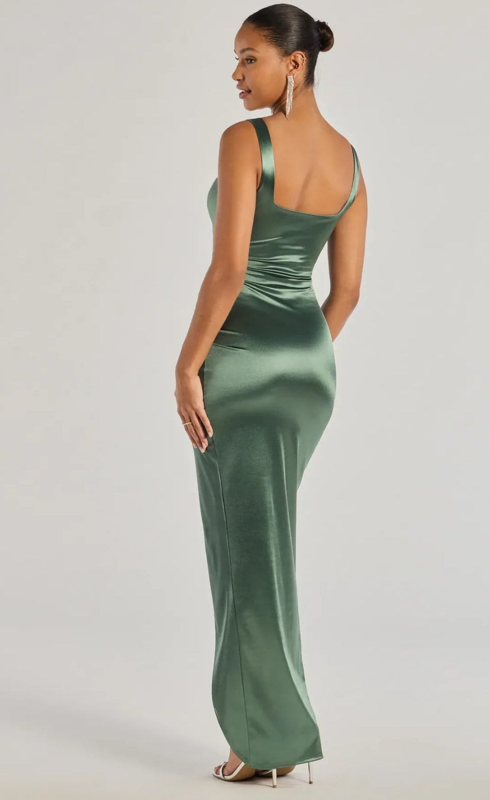 Vestido Rebecca verde eucalipto escote recto