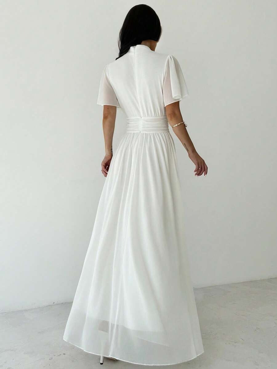 Vestido blanco manga corta con cuello alto corte A
