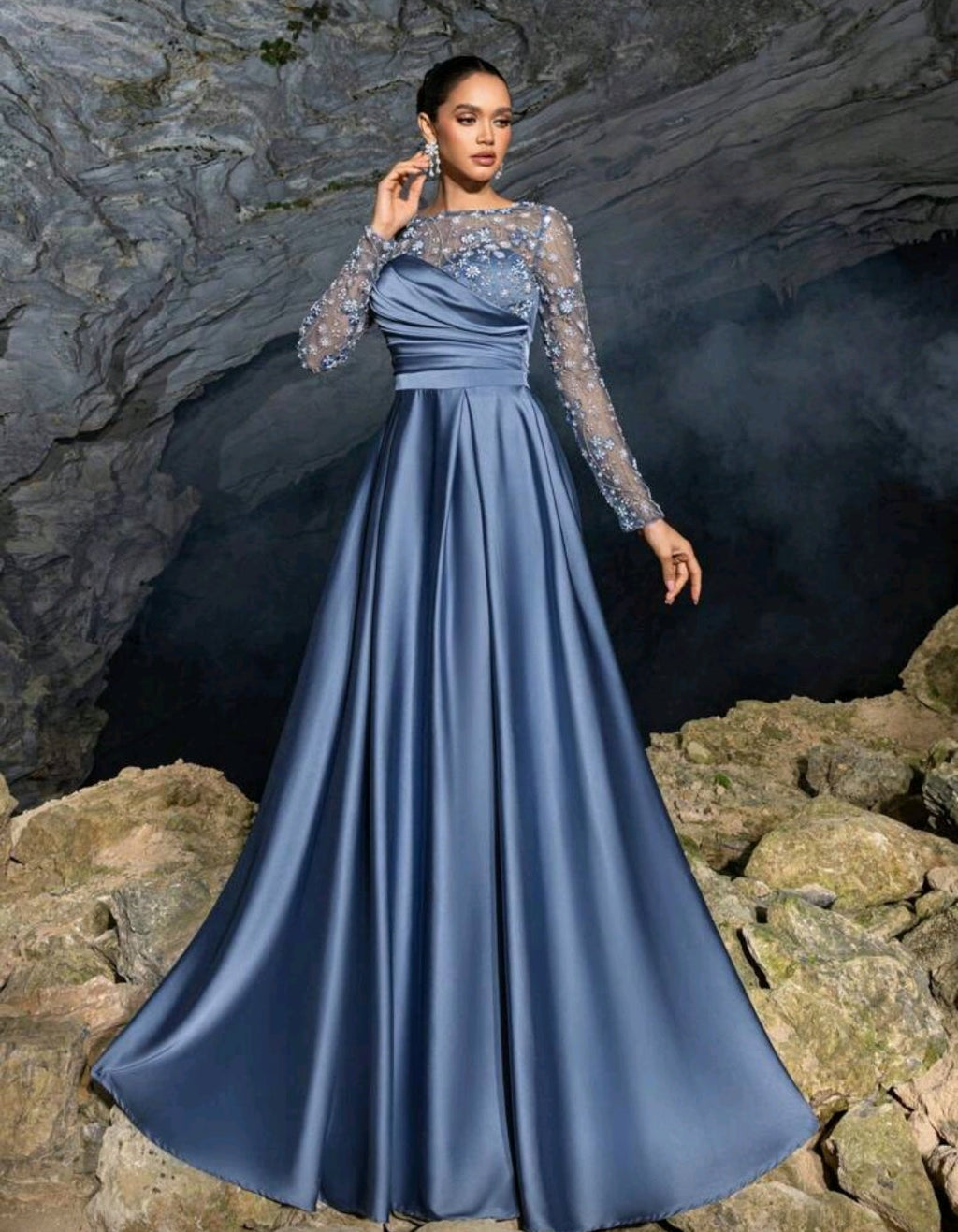Vestido dusty blue manga larga con transparencia, bordado lentejuelas floral