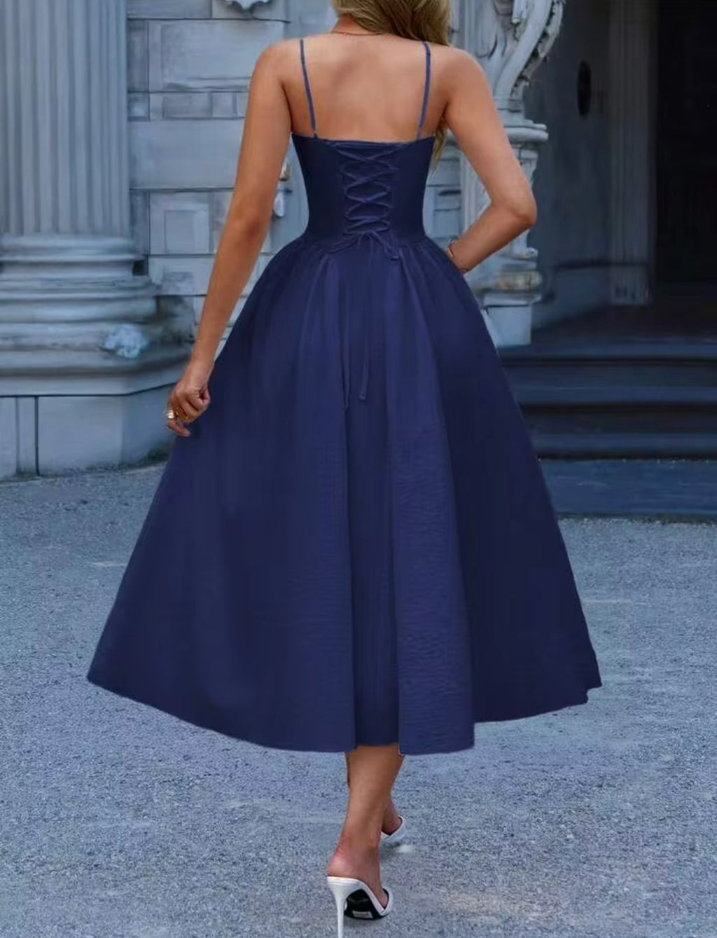 Vestido azul marino con escote pronunciado corsé ajustable midi