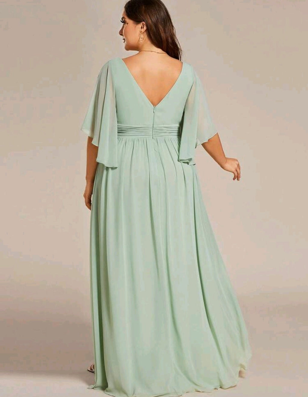 Vestido verde sage con manga mariposa y abertura lateral
