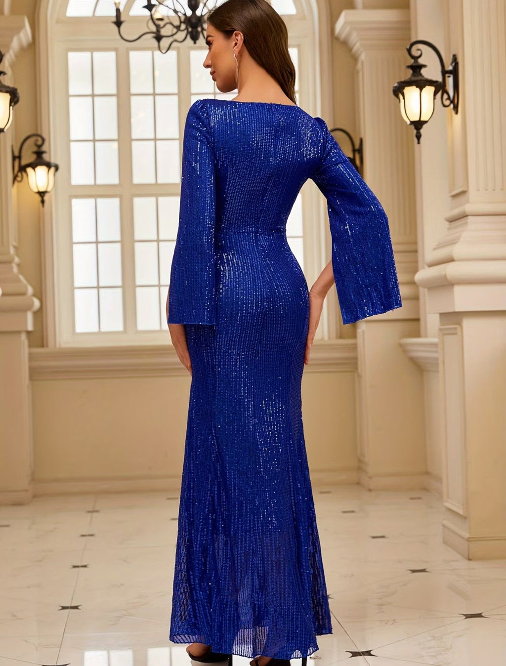 Vestido azul rey lentejuelas con escote en V