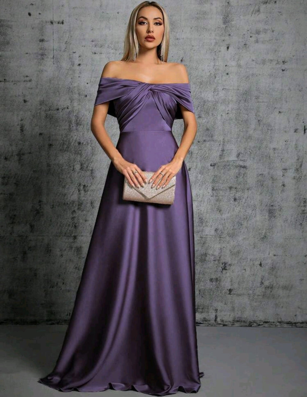 Vestido satinado violeta off-the-shoulder corte A