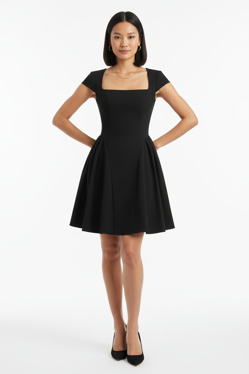 Vestido negro corto con escote cuadrado