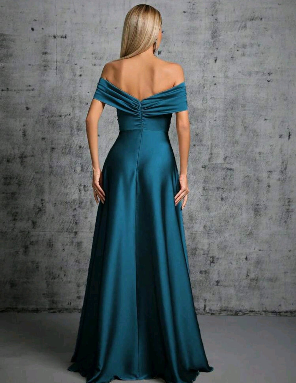 Vestido satinado turquesa off-the-shoulder corte A