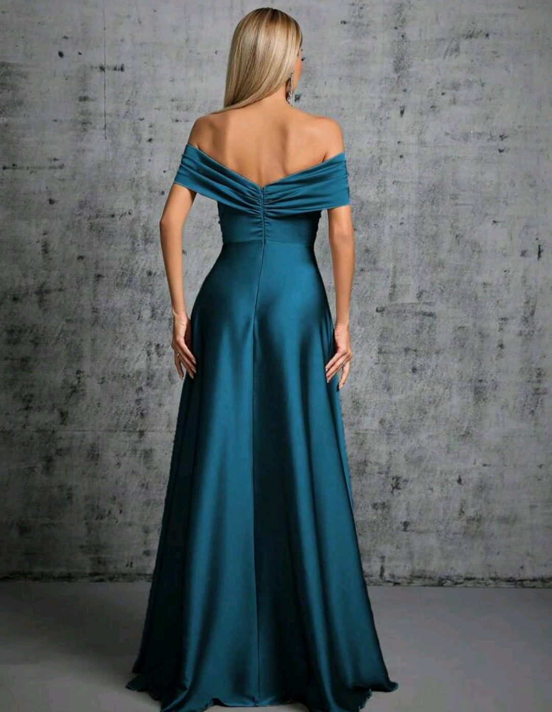 Vestido satinado turquesa off-the-shoulder corte A
