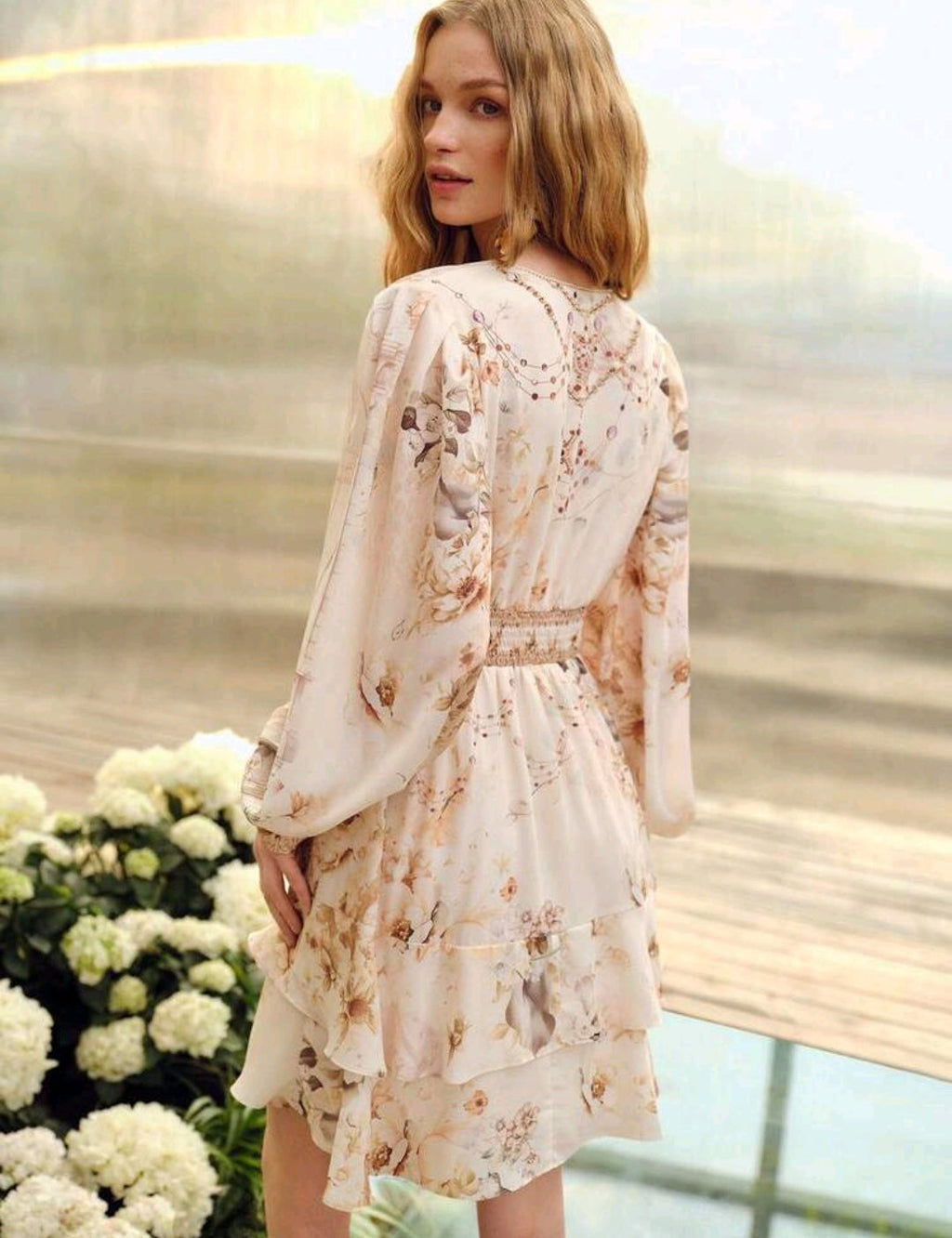 Vestido casual corto manga larga con escote en V