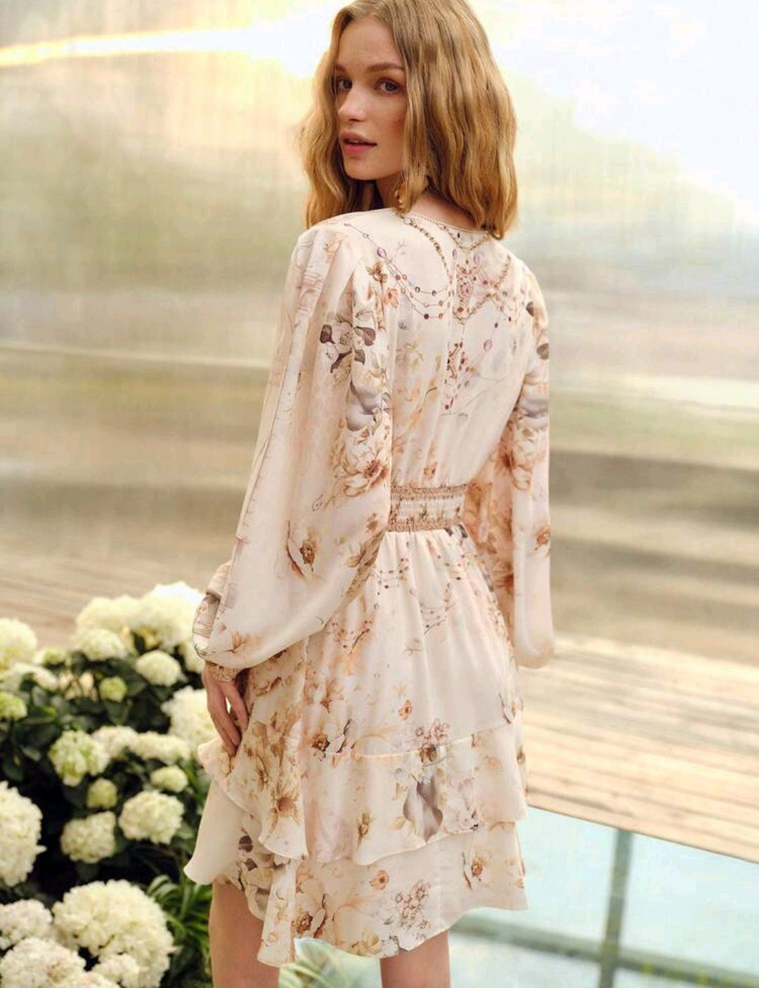 Vestido casual corto manga larga con escote en V