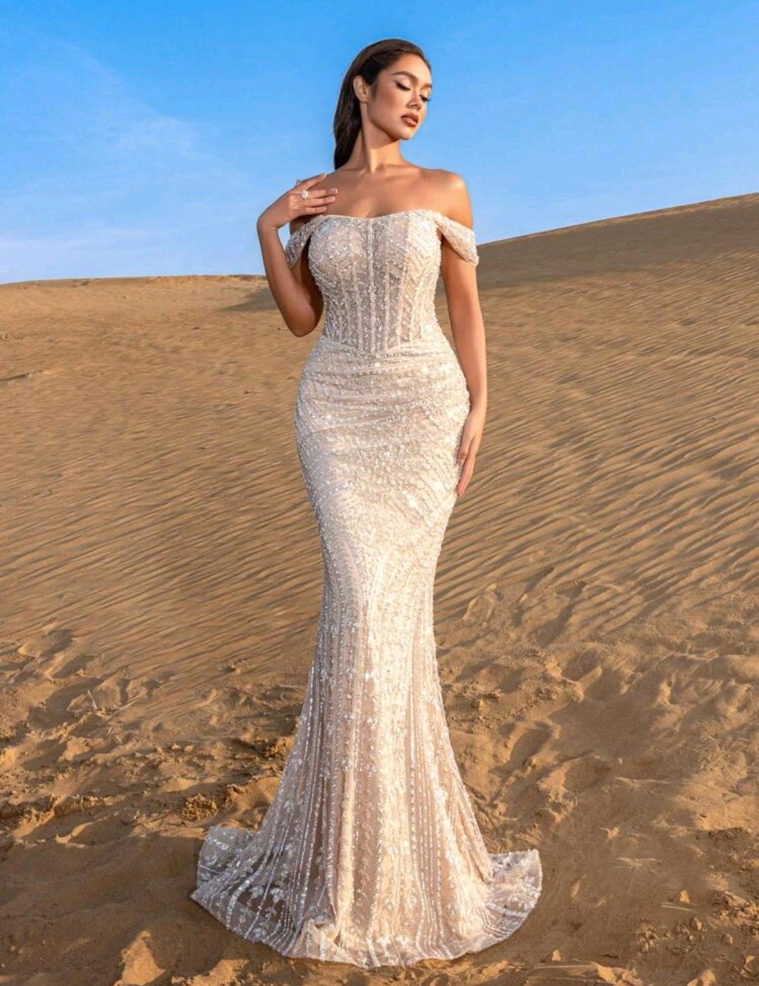 Vestido champán off-the-shoulder con pedrería corte sirena