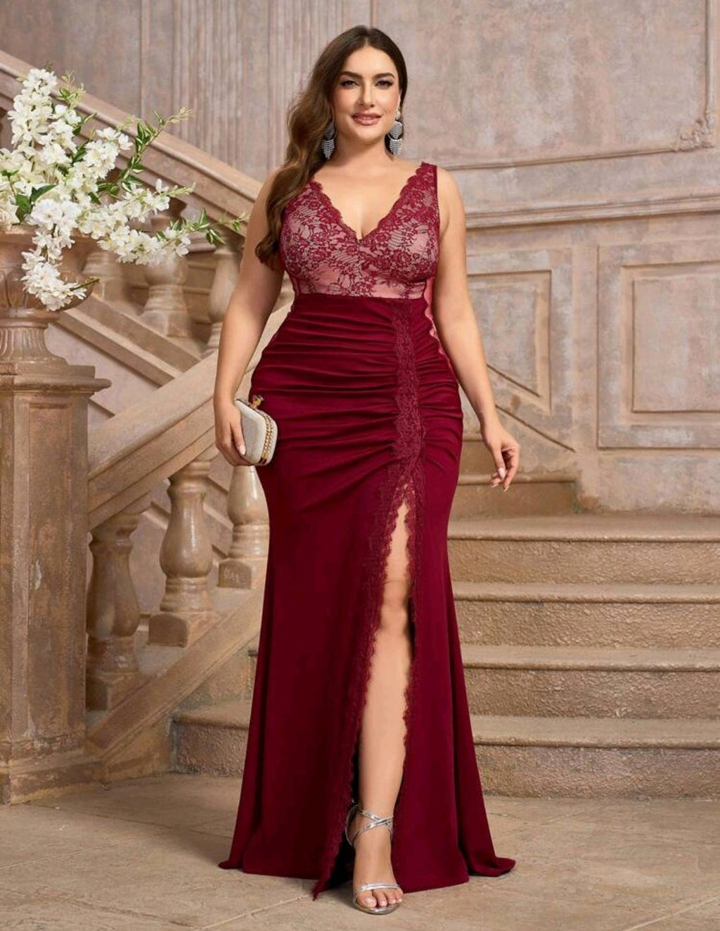 Vestido encaje con forro beige y abertura lateral