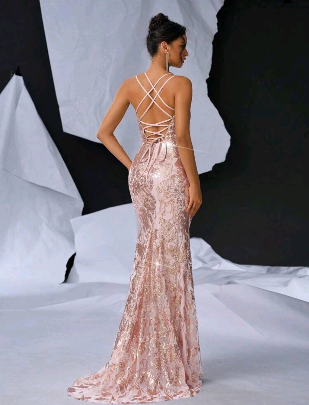 Vestido oro rosa con escote pronunciado y espalda abierta