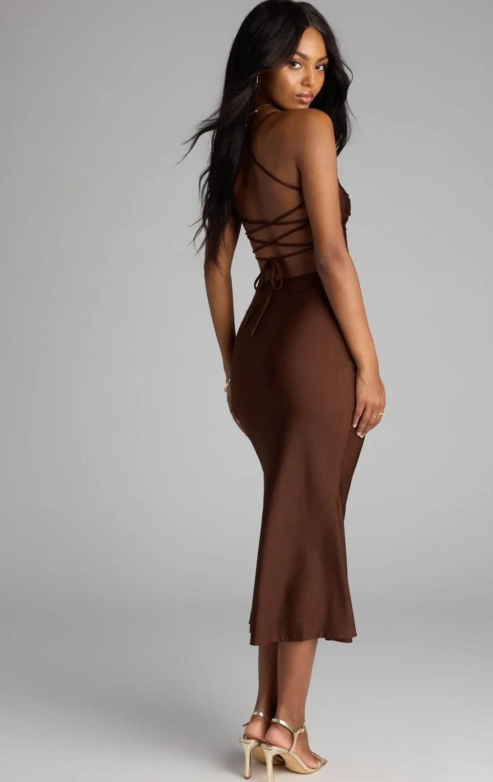 Vestido café midi espalda abierta ajustable
