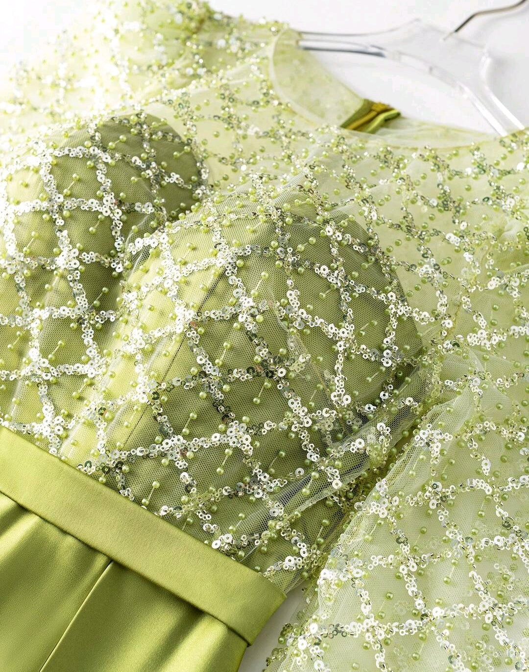 Vestido manga larga con espalda transparencia falda satinada