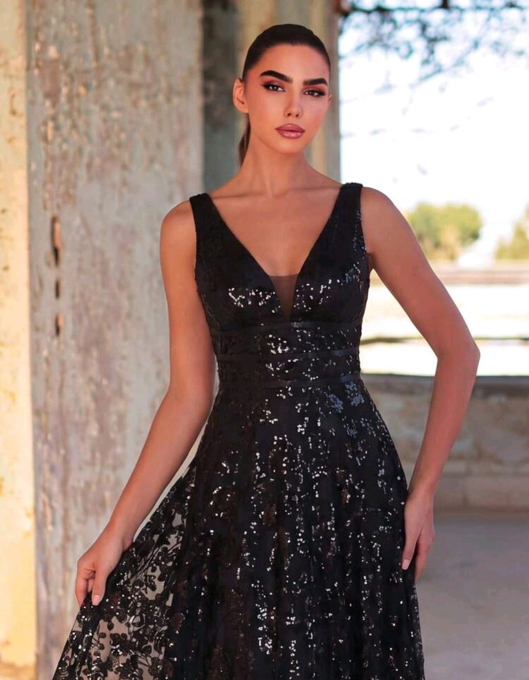 Vestido negro lentejuelas tirante grueso corte A