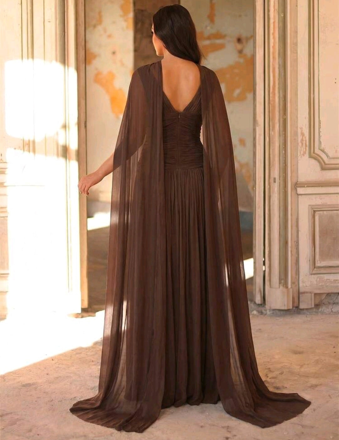 Vestido café con escote en V pronunciado incluye capa