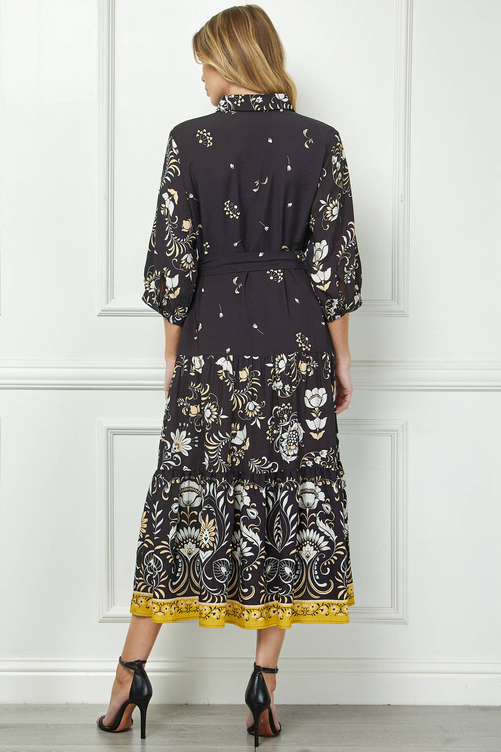 Vestido estilo camisero floral y barrocos en blanco y ocre sobre un fondo negro