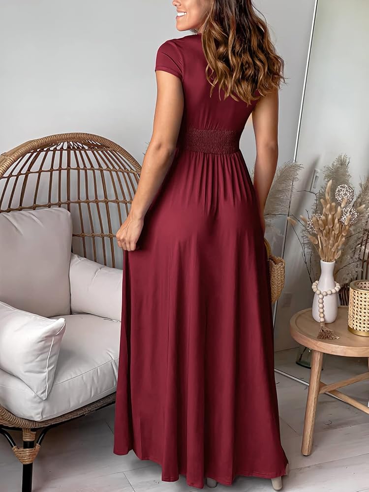 Vestido vino con escote pronunciado y abertura lateral