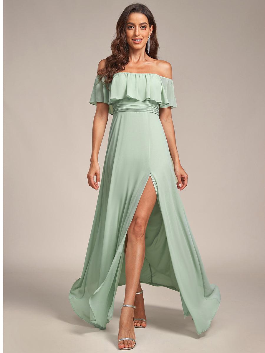 Vestido verde sage off-the-shoulder con abertura lateral