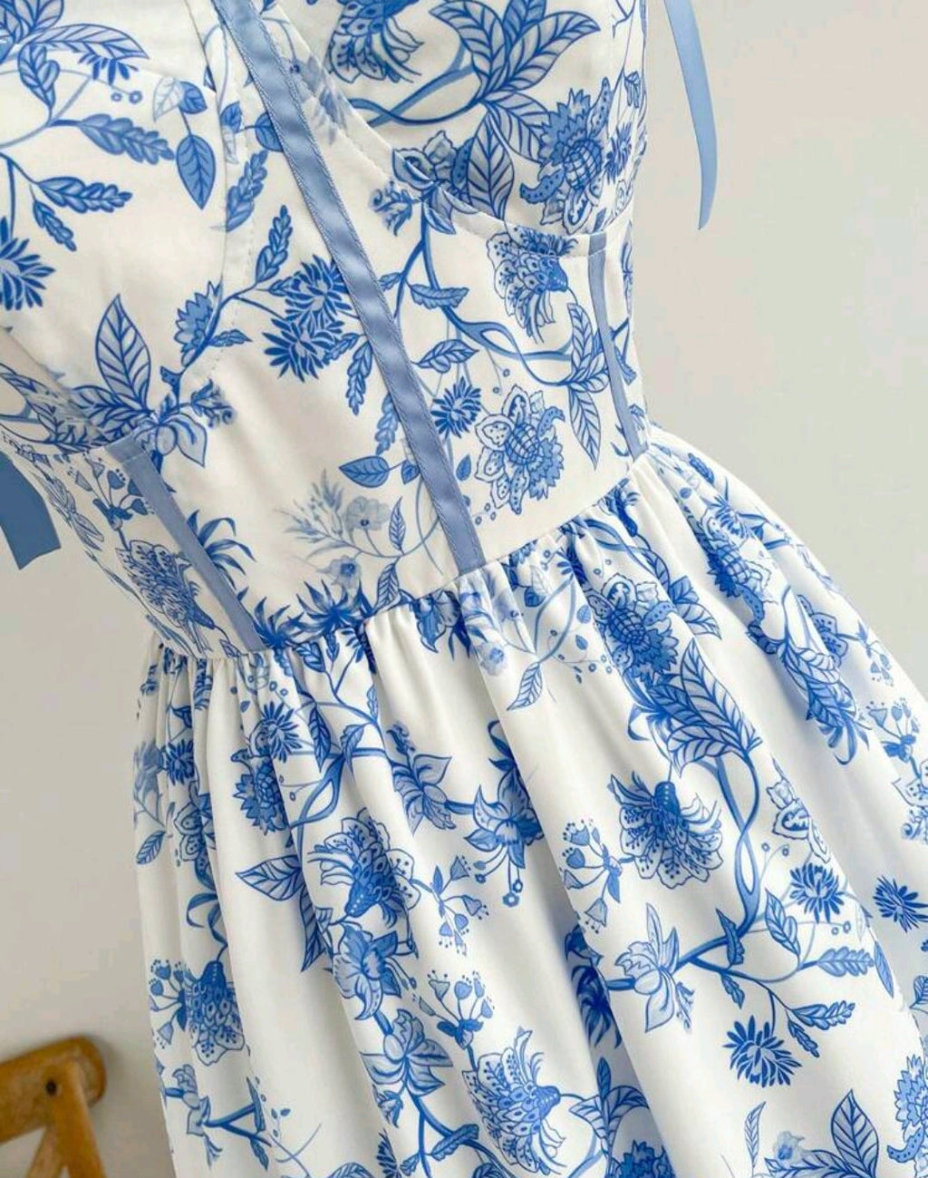 Vestido blanco con estampado floral celeste tirante ajustable