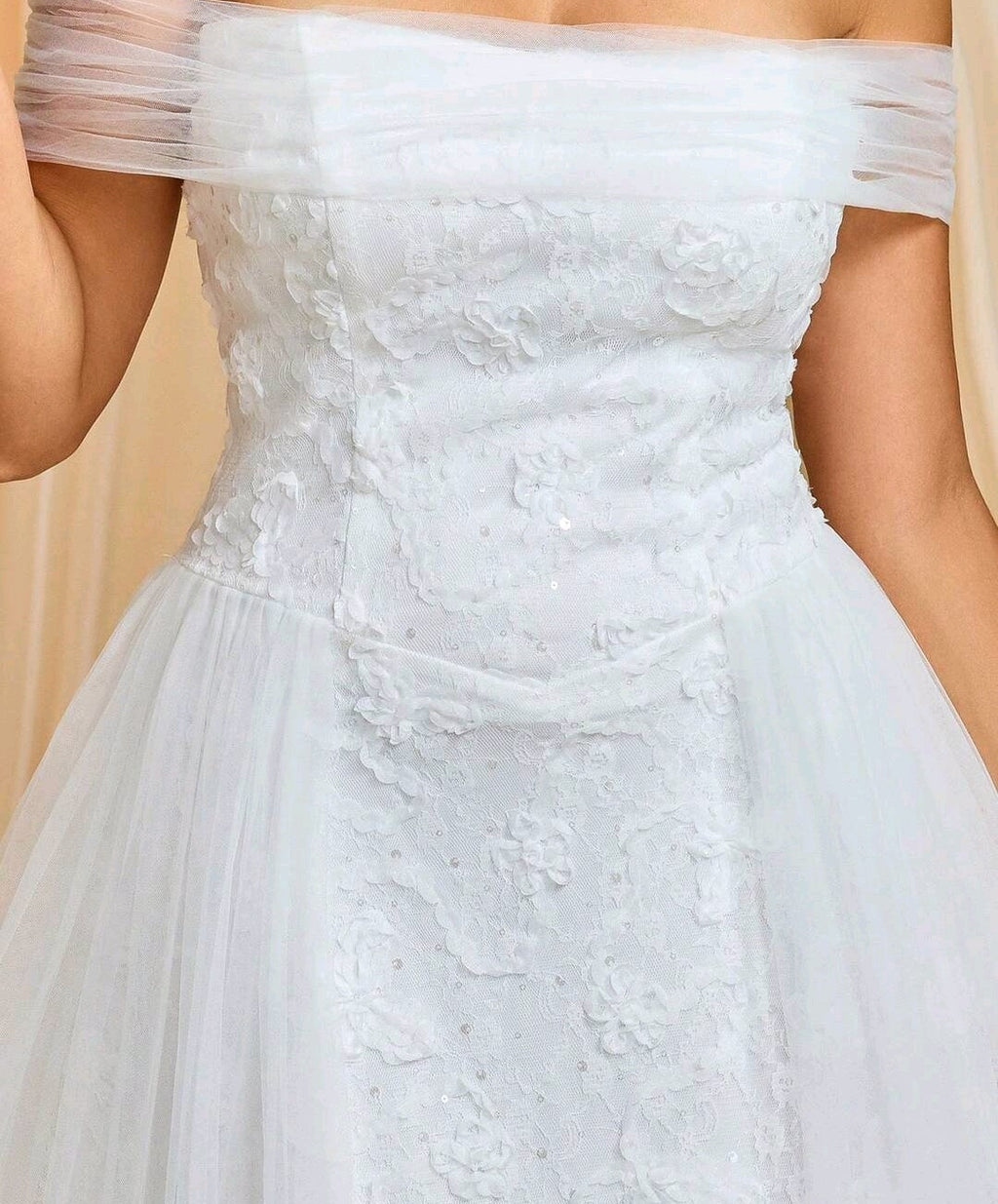 Vestido de Novia Off-the-Shoulder en Encaje Floral con Sobrefalda de Tul