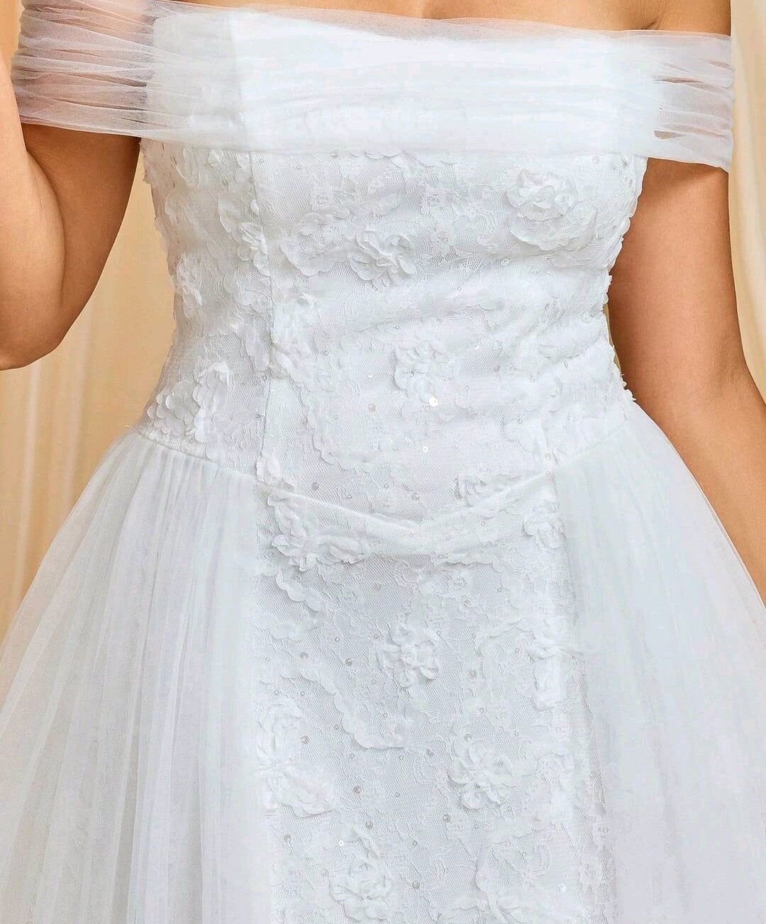 Vestido de Novia Off-the-Shoulder en Encaje Floral con Sobrefalda de Tul