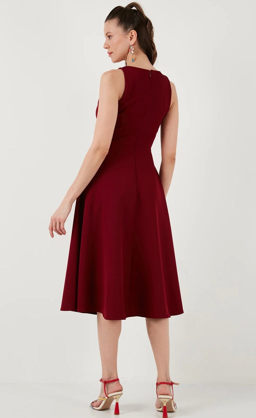 Vestido vino sin manga corte A midi
