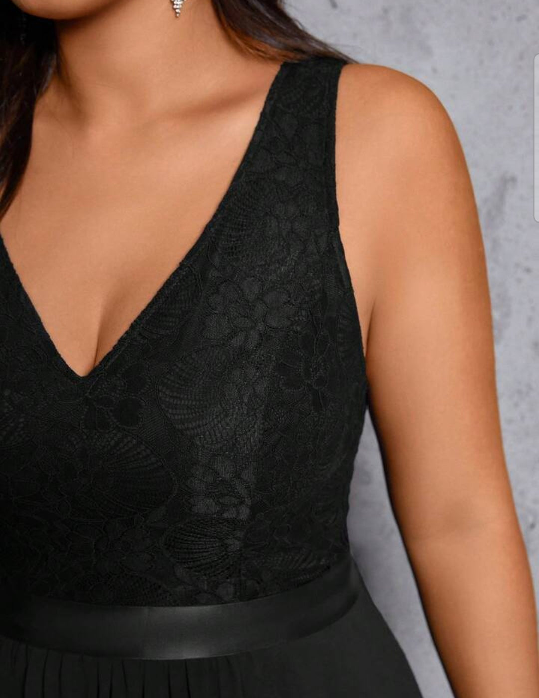 Vestido negro con encaje y escote en V