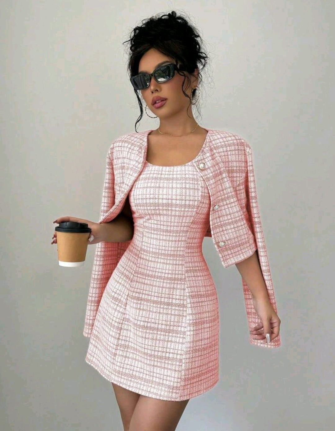 Vestido rosado con saco formal botones blancos